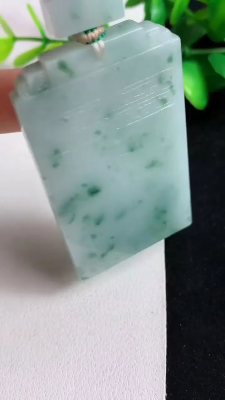天然A货翡翠飘花仿古无事牌吊坠，尺寸60.7-35.7-5.5，重量:46.37g
5月11日
