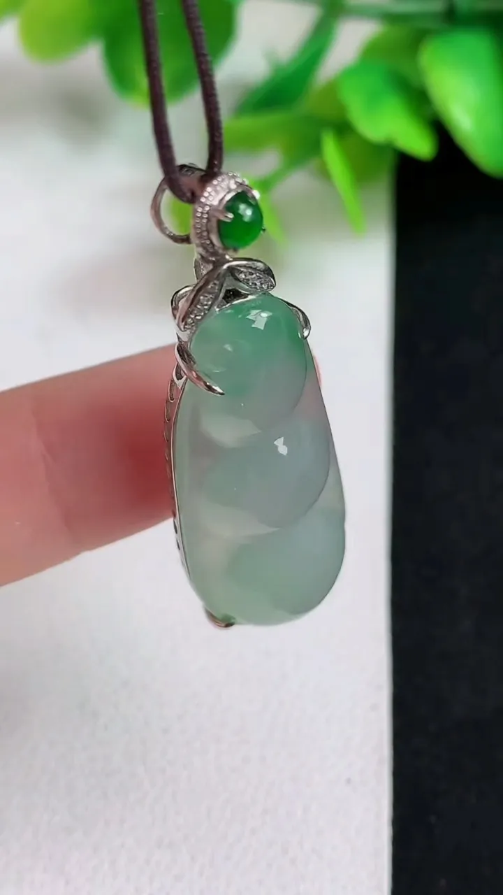 天然A货翡翠福豆吊坠，尺寸32.3-13.2-8，重量:6.13g
5月11日