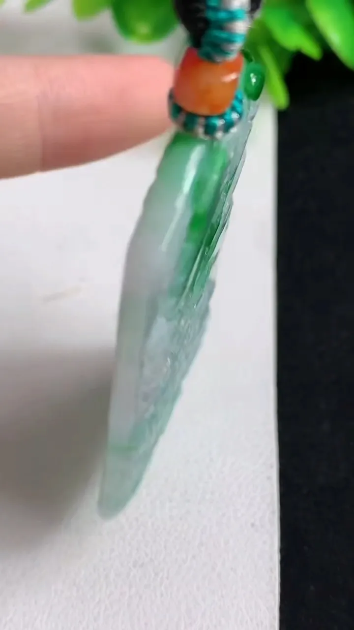 天然A货翡翠山水牌吊坠，尺寸61.5-35.4-4.8，重量:31.81g
5月11日