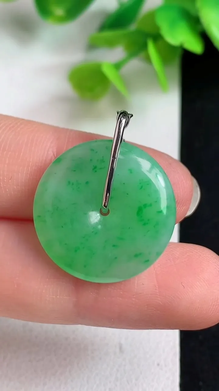 天然A货翡翠平安扣吊坠，尺寸20.8-4，重量:4.30g
5月11日