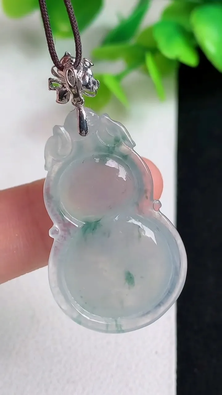 天然A货翡翠飘花葫芦吊坠，尺寸34-20.7-6.2，重量:6.86g
5月11日