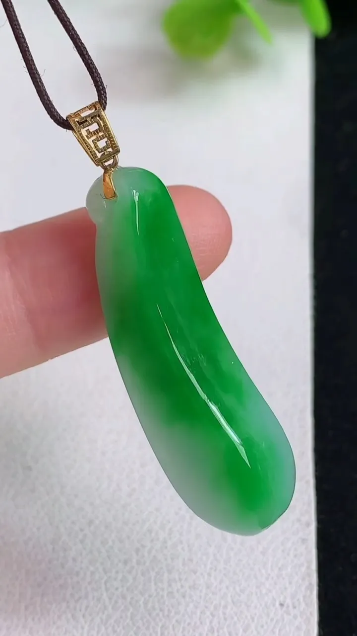 天然A货翡翠福瓜吊坠，尺寸36.8-11.8-9.4，重量:6.50g
5月11日