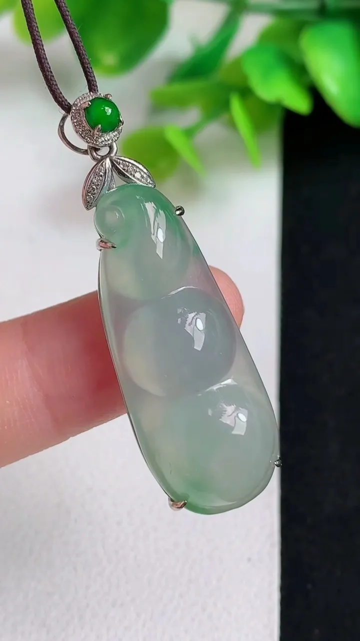 天然A货翡翠福豆吊坠，尺寸32.3-13.2-8，重量:6.13g
5月11日