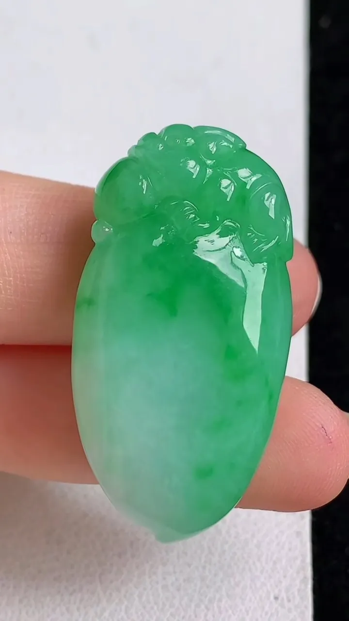 天然A货翡翠灵猴献瑞 福瓜吊坠，尺寸37.2-19.6-11.7，重量:15.98g
5月11日