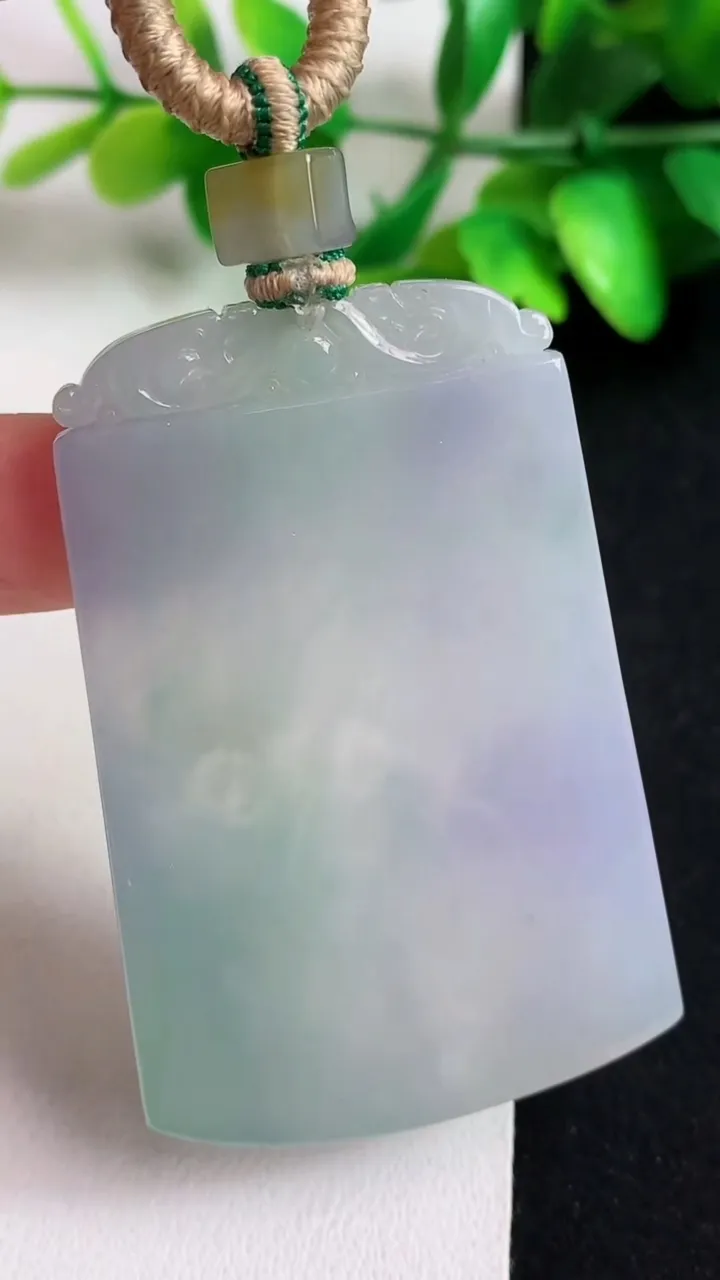 天然A货翡翠春带彩 紫罗兰无事牌吊坠，尺寸58.6-38.2-4.2，重量:33.39g
5月11日