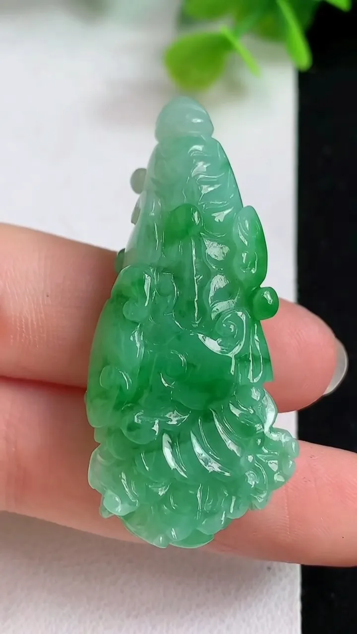 天然A货翡翠白菜吊坠，尺寸46.7-20.5-10.4，重量:14.70g
5月11日