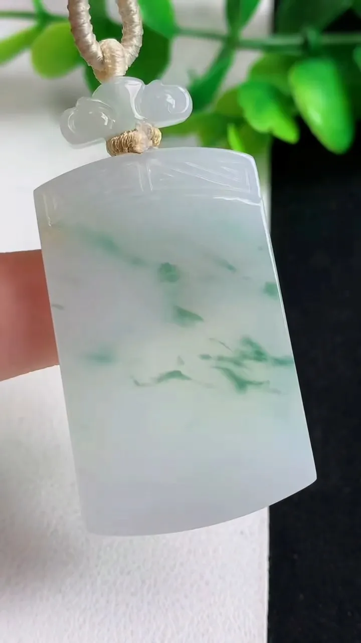 天然A货翡翠飘花仿古无事牌吊坠，尺寸42.2-27-4.8，重量:20.21g
5月11日
