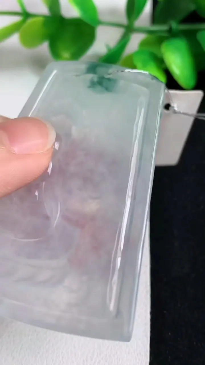 天然A货翡翠飘花大势至观音菩萨吊坠，尺寸60.7-40-4.7，重量:26.96g
5月11日
