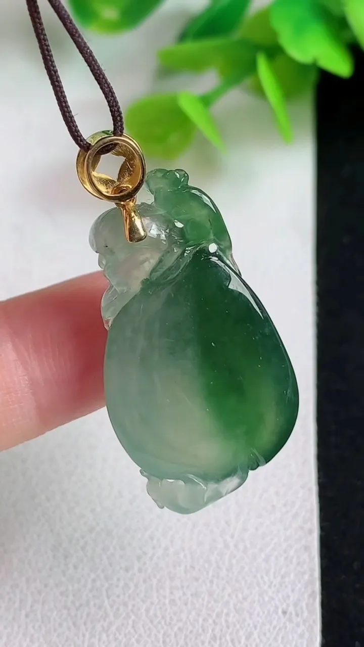 天然A货翡翠福袋吊坠，尺寸30.6-17.2-10，重量:7.91g
5月11日