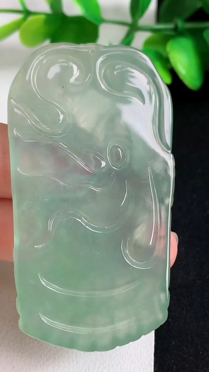 天然A货翡翠观音菩萨吊坠，尺寸66.3-34-5.6，重量:30.30g
5月11日