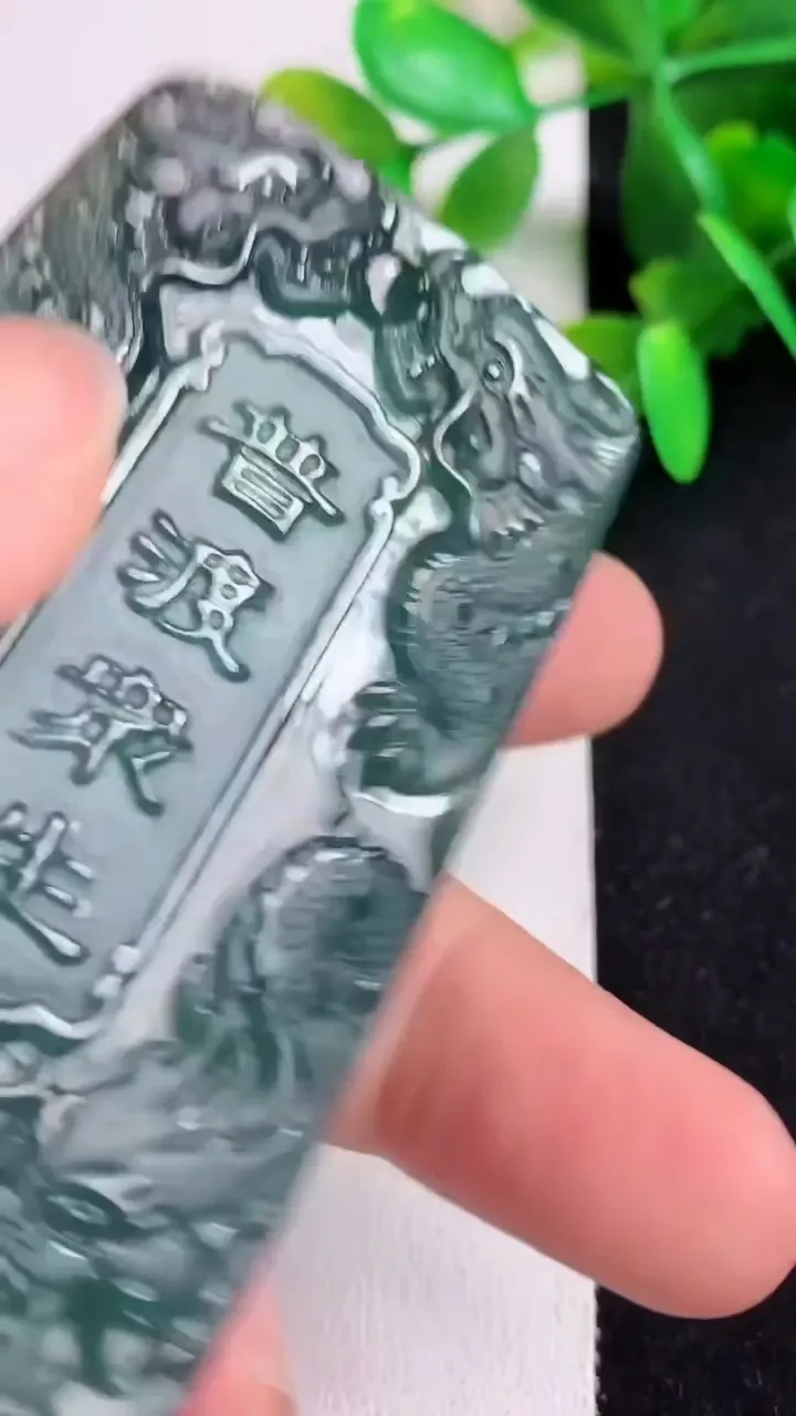 天然A货翡翠蓝水双彩九龙至尊 观音菩萨吊坠，尺寸69-49-7.3，重:41.10g
5月11日
