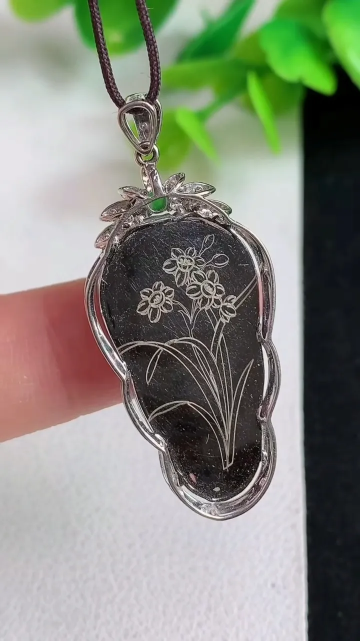 天然A货翡翠金枝玉叶 叶子吊坠，尺寸39.6-17.4-5.2，裸石27.3-14.7，重量:4.72g
5月11日