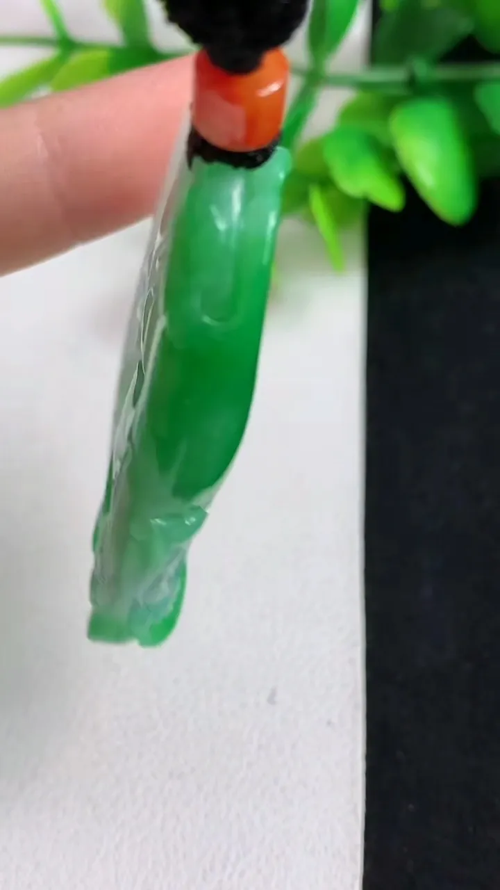 天然A货翡翠鸳鸯戏水吊坠，尺寸49-35-8，重量:31.20g
5月11日