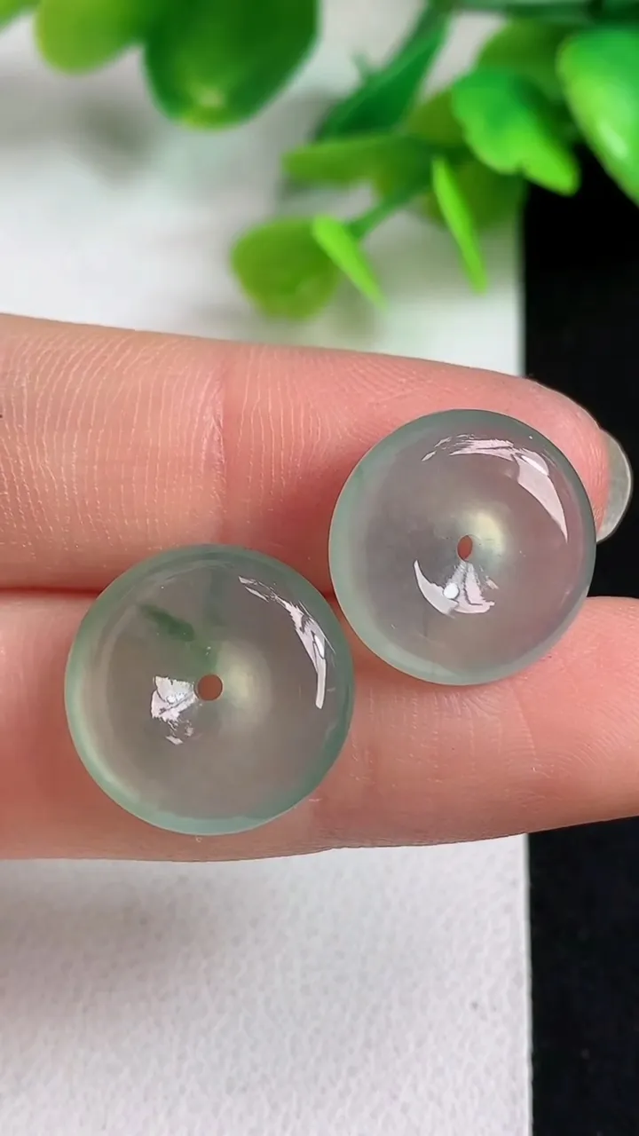 天然A货翡翠平安扣吊坠一对，尺寸15-4.7，重量:4.40g
5月11日