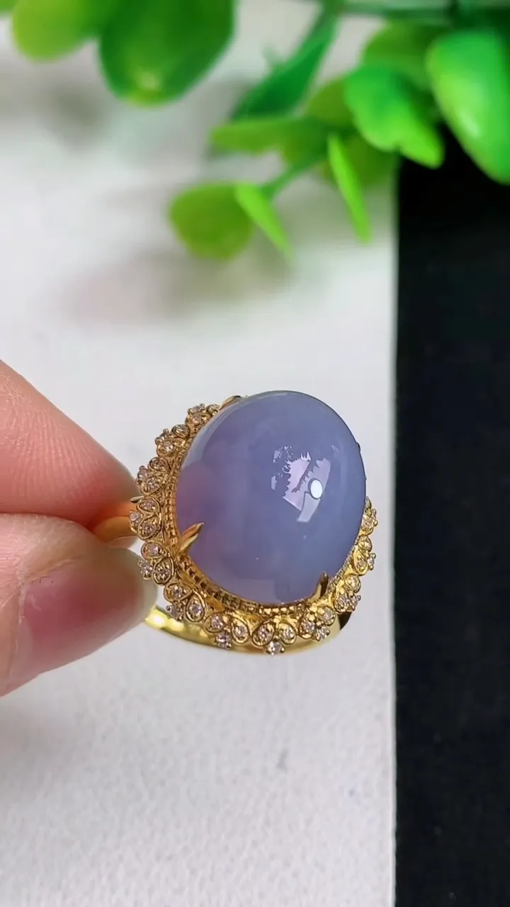 天然A货翡翠k金紫罗兰蛋面戒指，尺寸18.2-15.4-13.2，重量:6.42g2025年5月11日
工厂直销收藏佳品,种好水足，色泽均匀，有种有色，上手高大气！