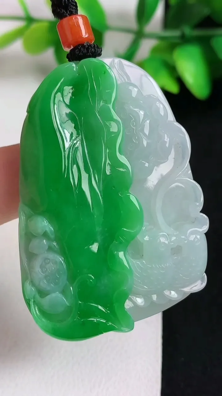 天然A货翡翠鸳鸯戏水吊坠，尺寸49-35-8，重量:31.20g
5月11日