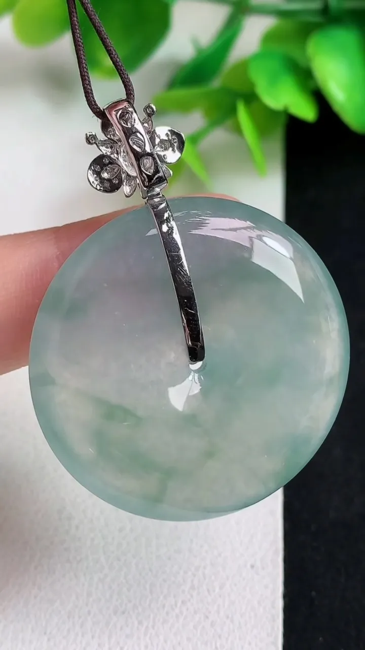 天然A货翡翠飘花平安扣吊坠，尺寸34-6，重量:15.26g
5月11日