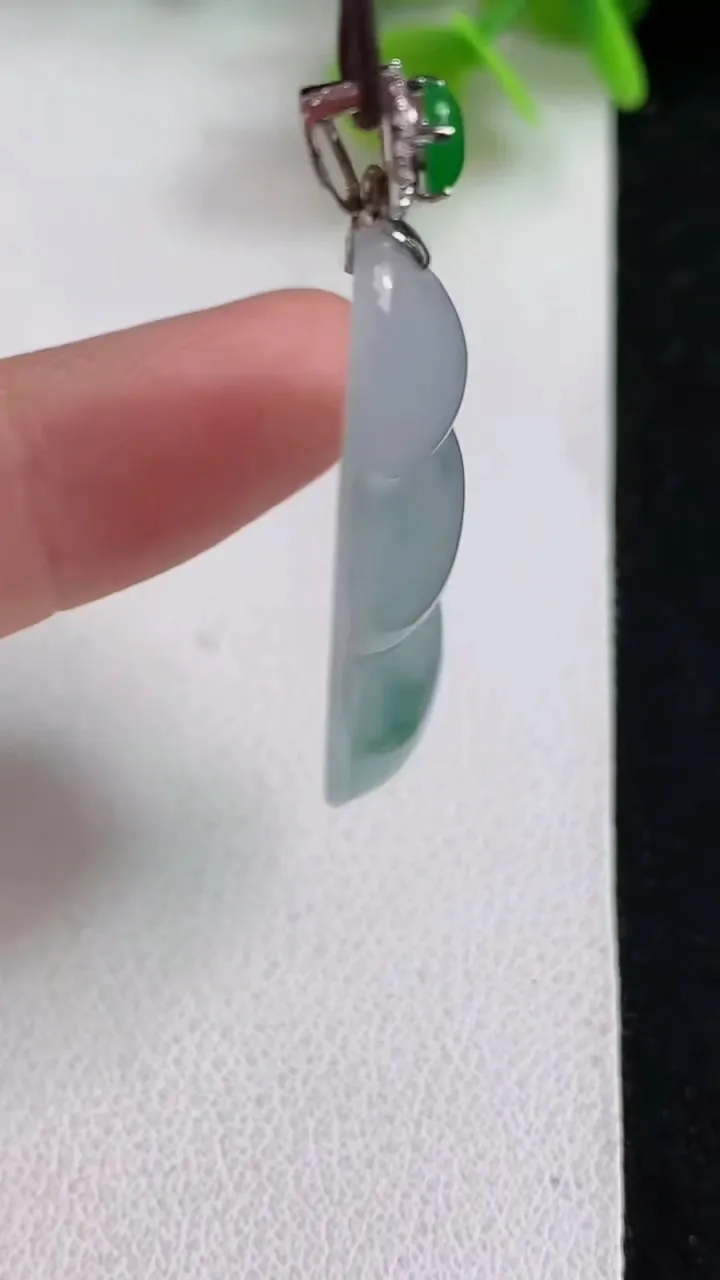 天然A货翡翠飘花福豆吊坠，尺寸41.3-16.5-5.6，重量:7.23g
5月11日