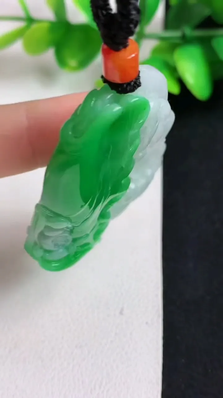 天然A货翡翠鸳鸯戏水吊坠，尺寸49-35-8，重量:31.20g
5月11日
