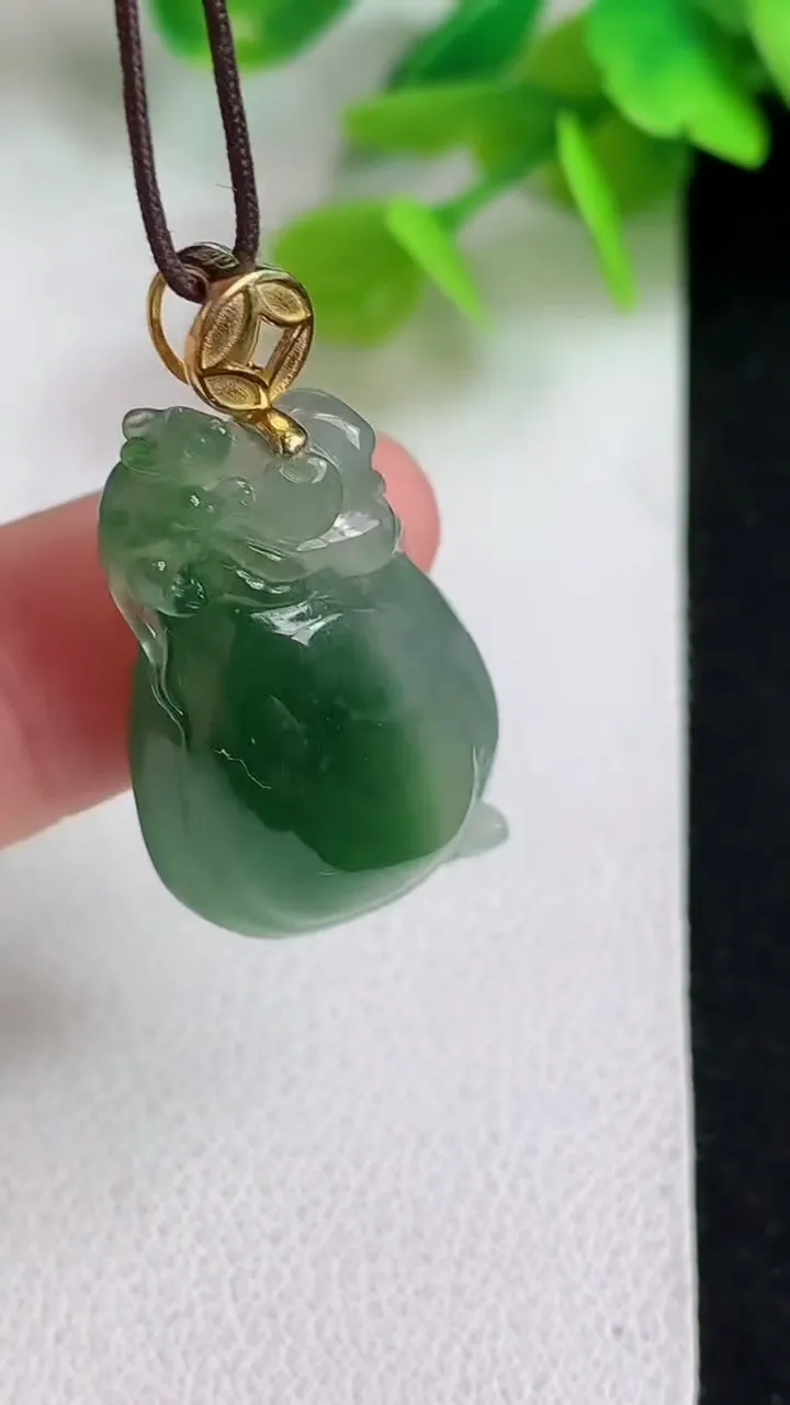 天然A货翡翠福袋吊坠，尺寸30.6-17.2-10，重量:7.91g
5月11日