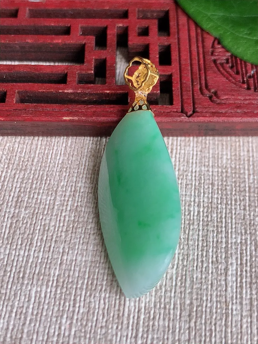 天然A货翡翠18K飘绿随形吊坠尺寸43.7×35.5×16.3×10.6m量9.19g 0511