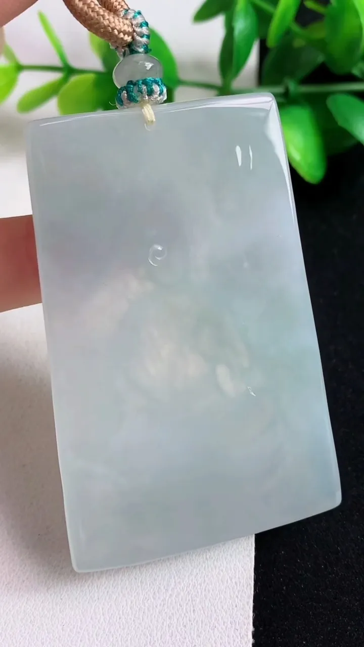 天然A货翡翠白冰大势至观音菩萨吊坠，尺寸66.6-43-6，重量:46.91g
5月11日