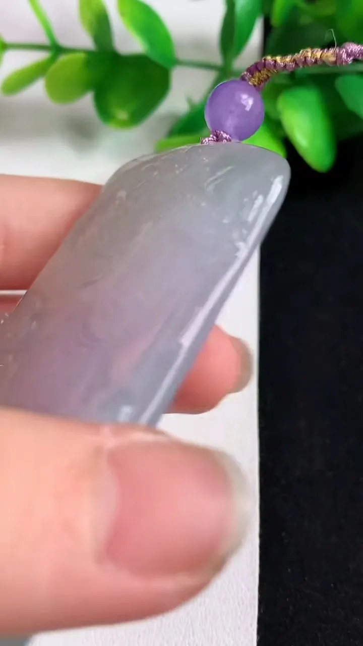 天然A货翡翠一念之间吊坠，尺寸68-42.7-5，重量:40.60g
5月11日