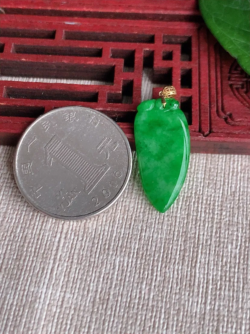 天然A货翡翠18K金扣头满绿福瓜吊坠尺寸25×11.6×2m量1.45g 0510