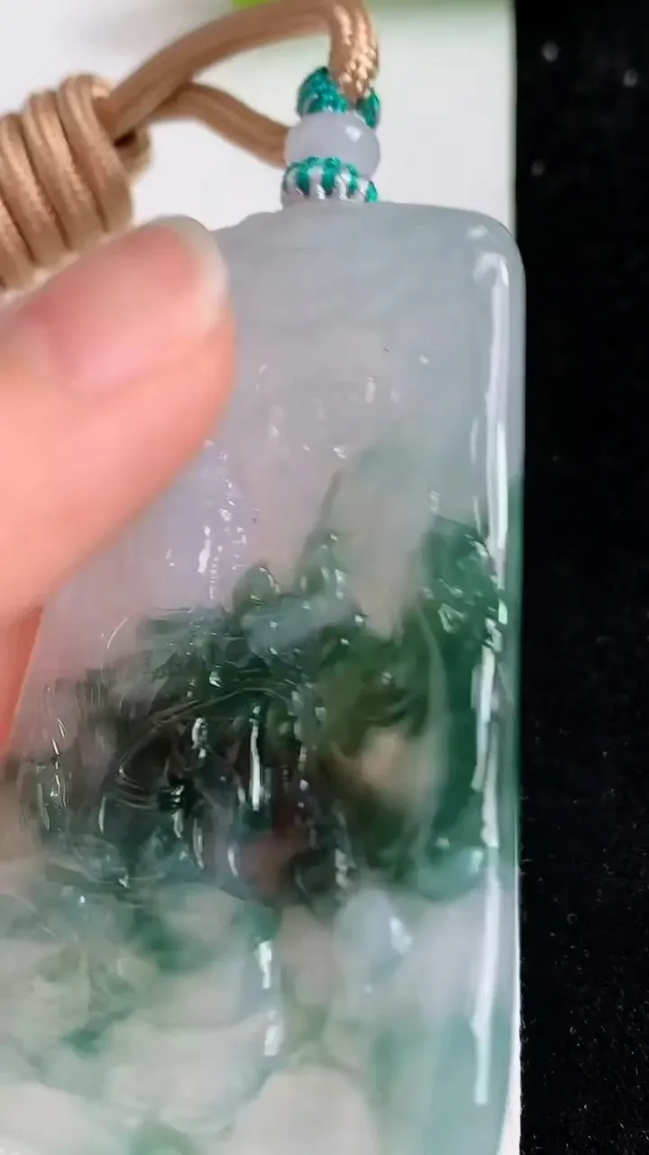 天然A货翡翠飘花大势至观音菩萨吊坠，尺寸66.4-41-4.6，重量:38.05g
5月11日