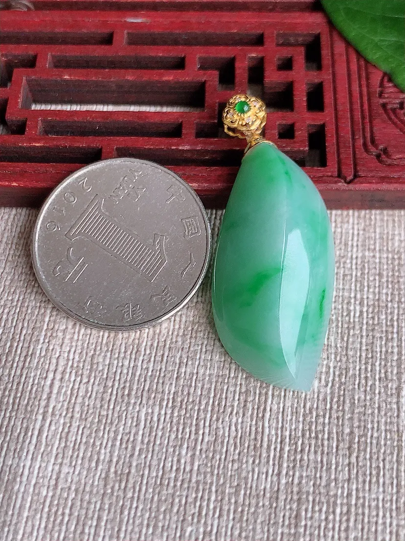 天然A货翡翠18K飘绿随形吊坠尺寸43.7×35.5×16.3×10.6m量9.19g 0511