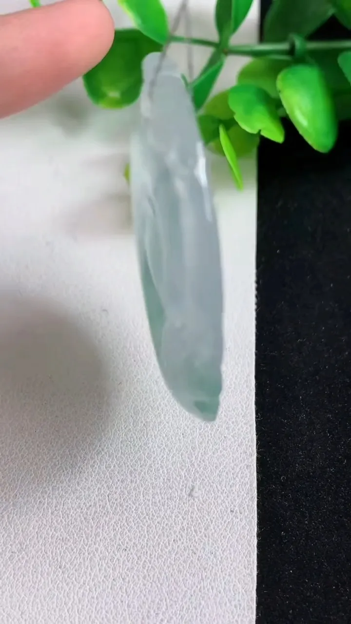 天然A货翡翠飘花如意吊坠，尺寸51-41.6-5.7，重量:21.31g
5月11日