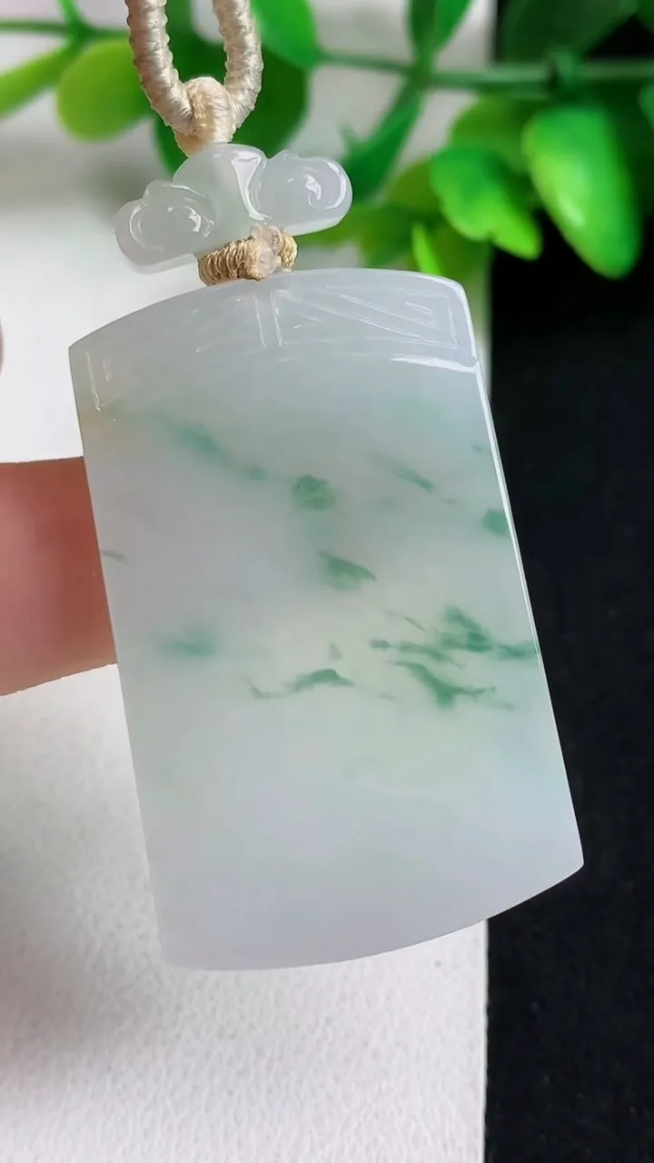 天然A货翡翠飘花仿古无事牌吊坠，尺寸42.2-27-4.8，重量:20.21g
5月11日