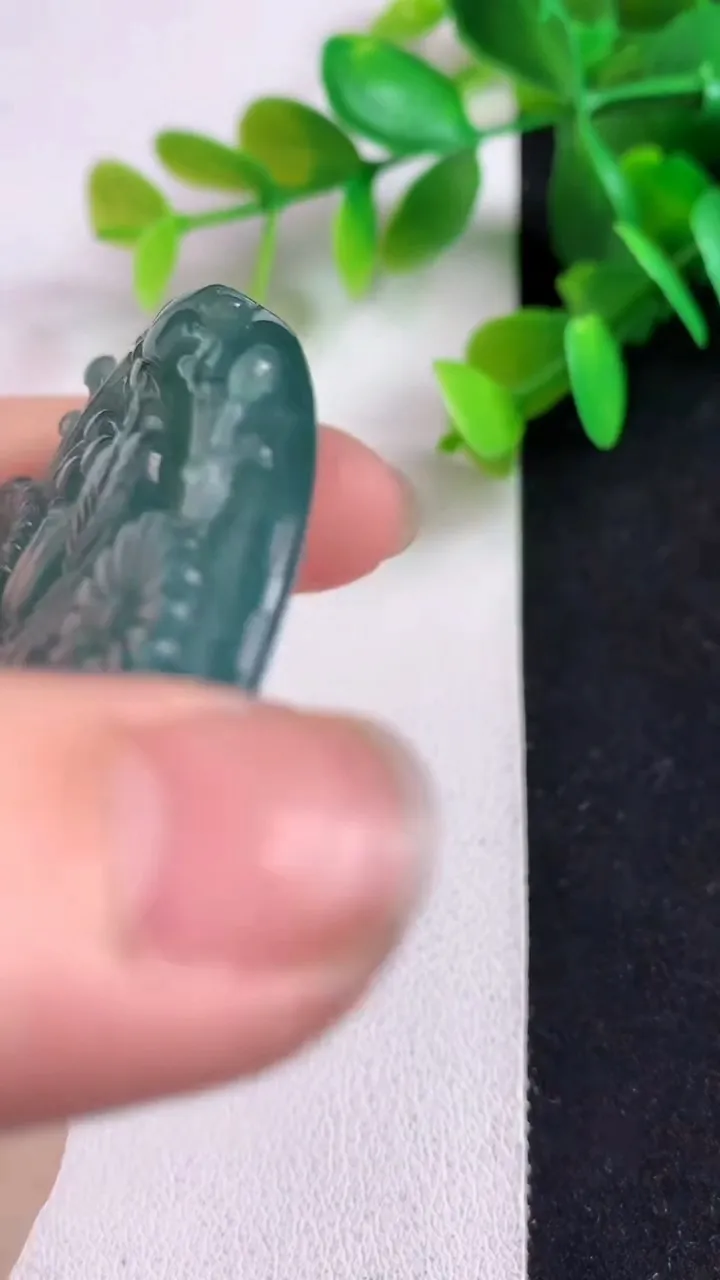 天然A货翡翠蓝水鸟语花香吊坠，尺寸55-50.8-7.5，重:33.51g
5月11日