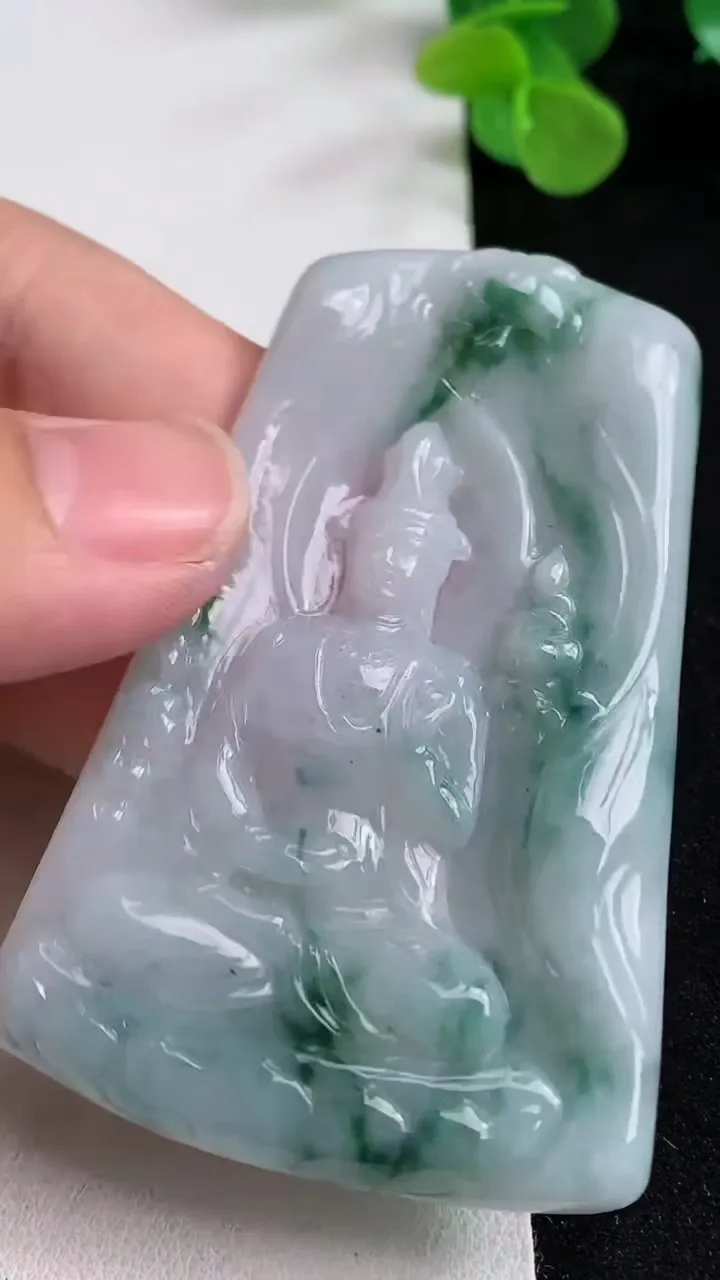 天然A货翡翠飘花大势至观音菩萨吊坠，尺寸64.5-43-5，重量:28.29g
5月12日