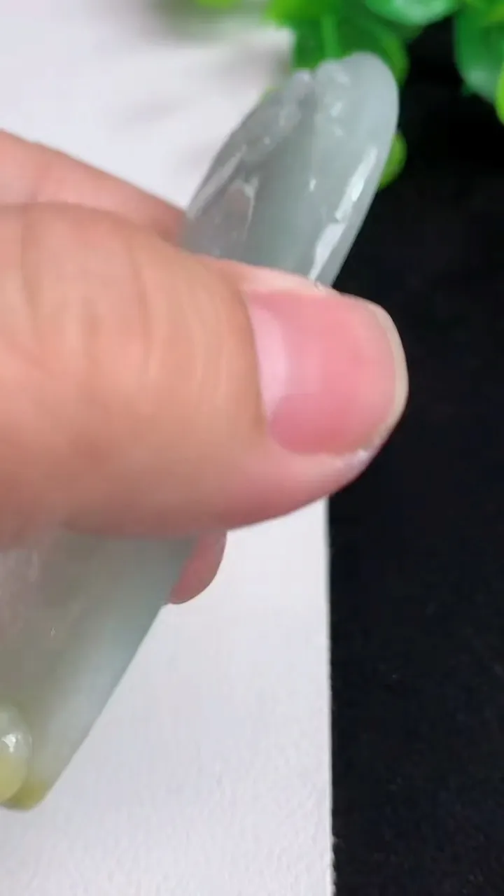 天然A货翡翠三彩观音菩萨吊坠，尺寸75.5-39.7-5.8，重量:38.23g
5月12日