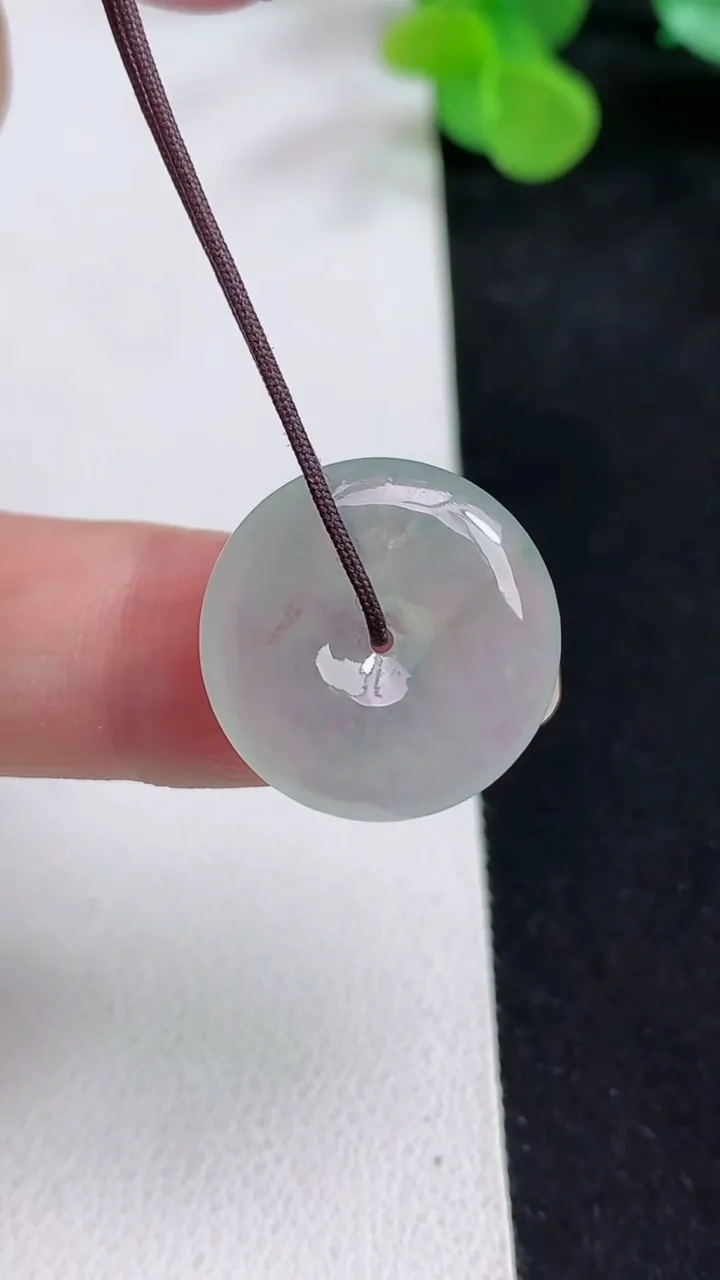 天然A货翡翠白冰平安扣吊坠，尺寸19.6-4.3，重量:3.48g
5月12日