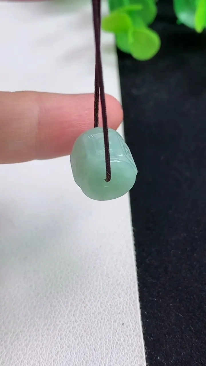 天然A货翡翠路路通吊坠，尺寸11.6-12，重量:4.34g
5月12日