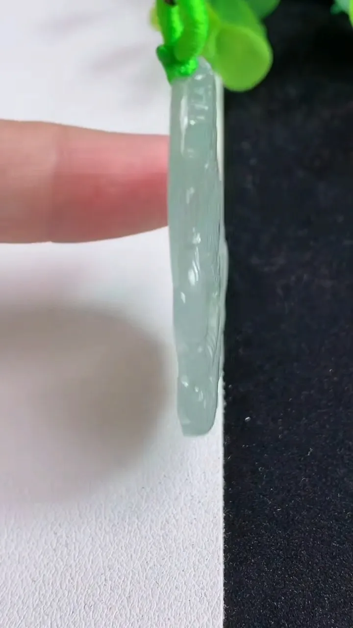 天然A货翡翠度母吊坠，尺寸49.3-35-3.8，重量:12.96g
5月12日