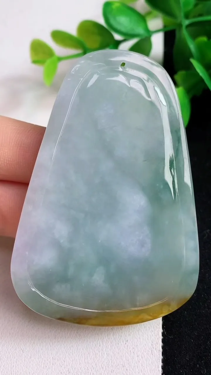 天然A货翡翠双彩山水牌吊坠，尺寸67.3-46.5-10，重:43.25g
5月12日