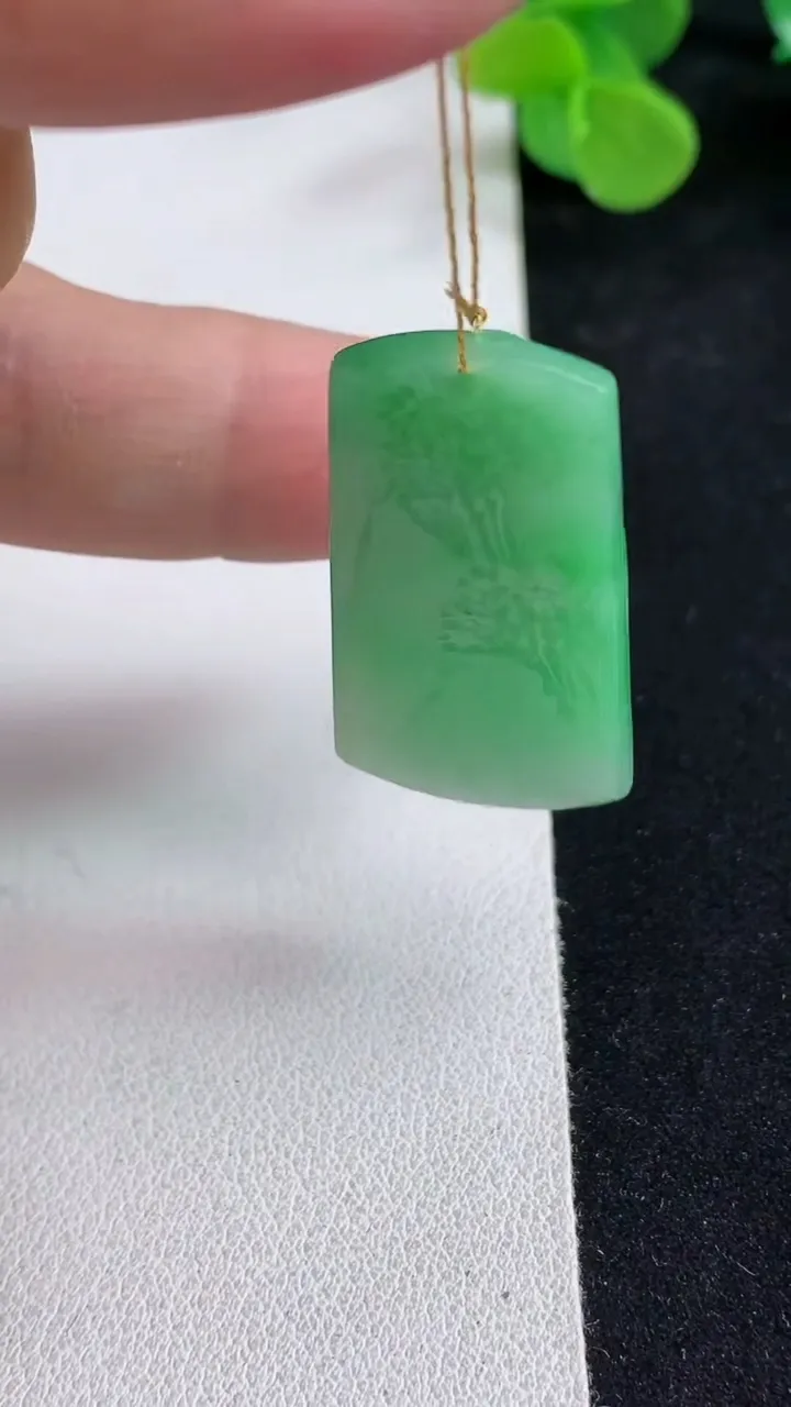 天然A货翡翠山水牌吊坠，尺寸35.6-19-4.8，重量:7.17g
5月12日