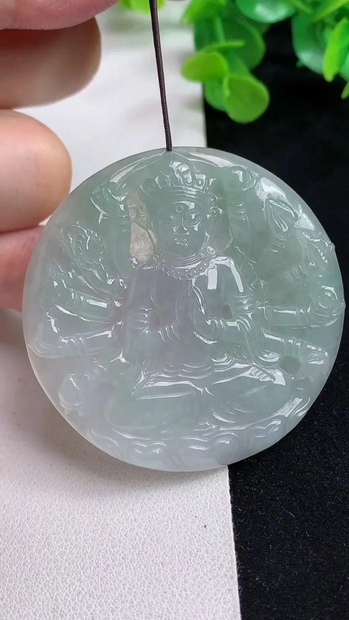天然A货翡翠千手观音吊坠，尺寸54.8-4.6，重量:26.97g
5月12日