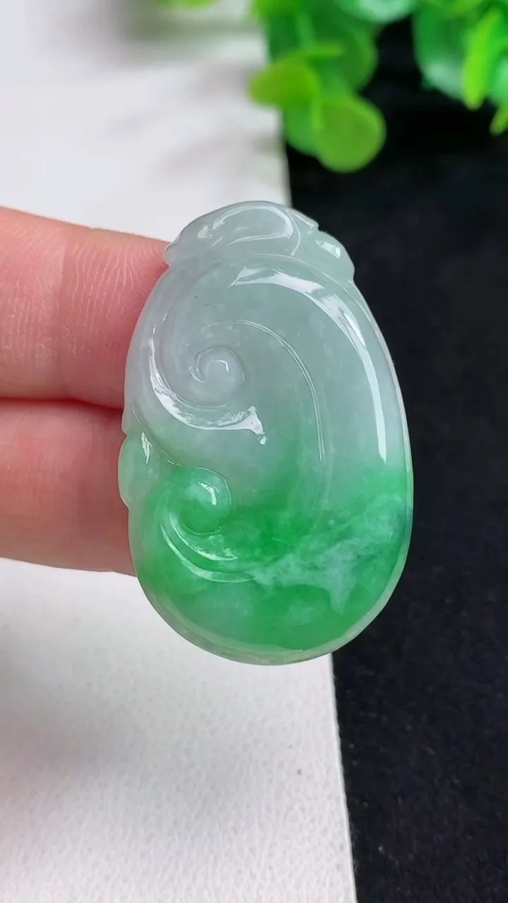 天然A货翡翠如意吊坠，尺寸40.3-25.5-4.2，重量:8.31g
5月12日