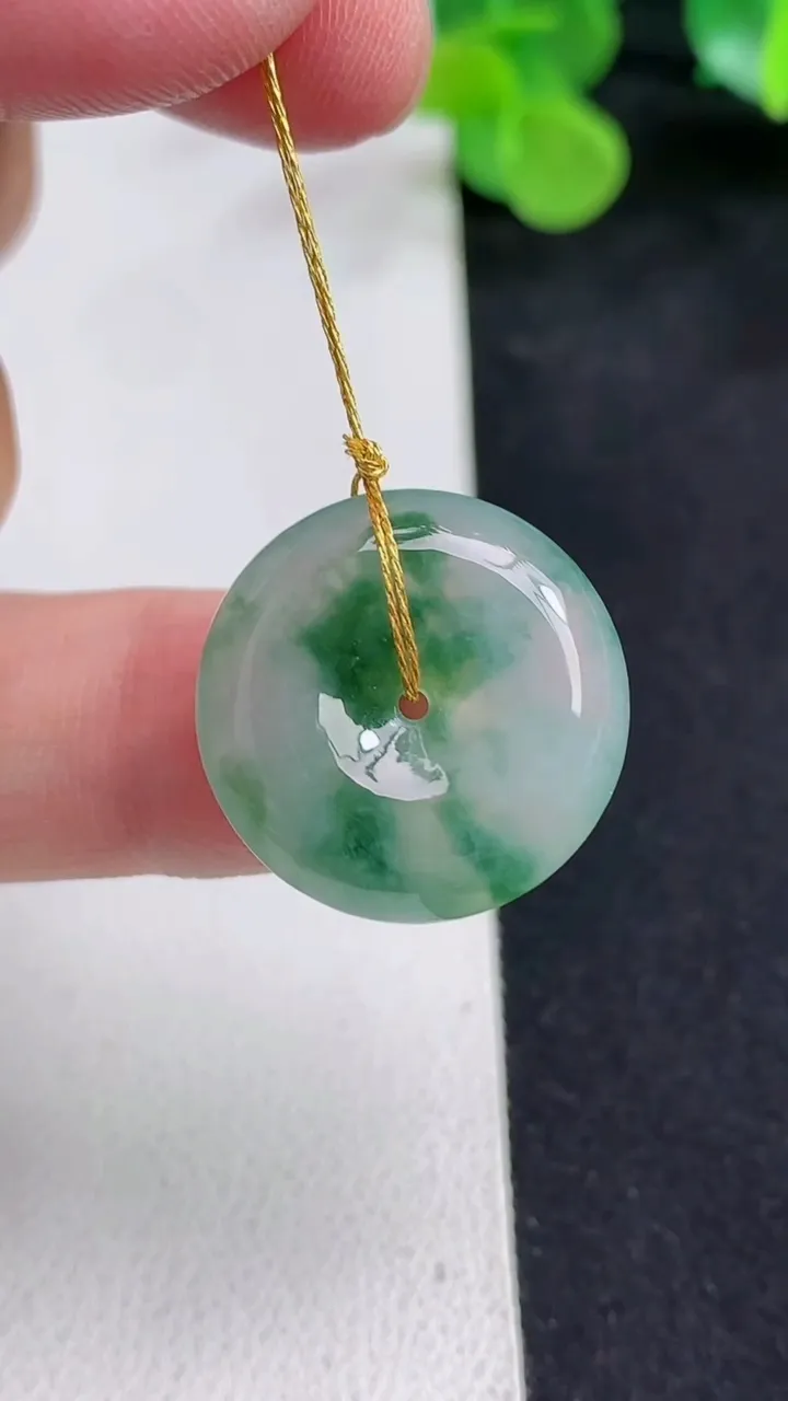 天然A货翡翠飘花平安扣吊坠，尺寸20.6-6.6，重量:5.86g
5月12日
