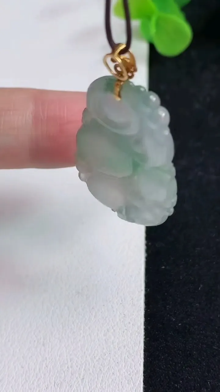 天然A货翡翠生肖猴吊坠，尺寸32-19.7-5，重量:5.72g
5月12日