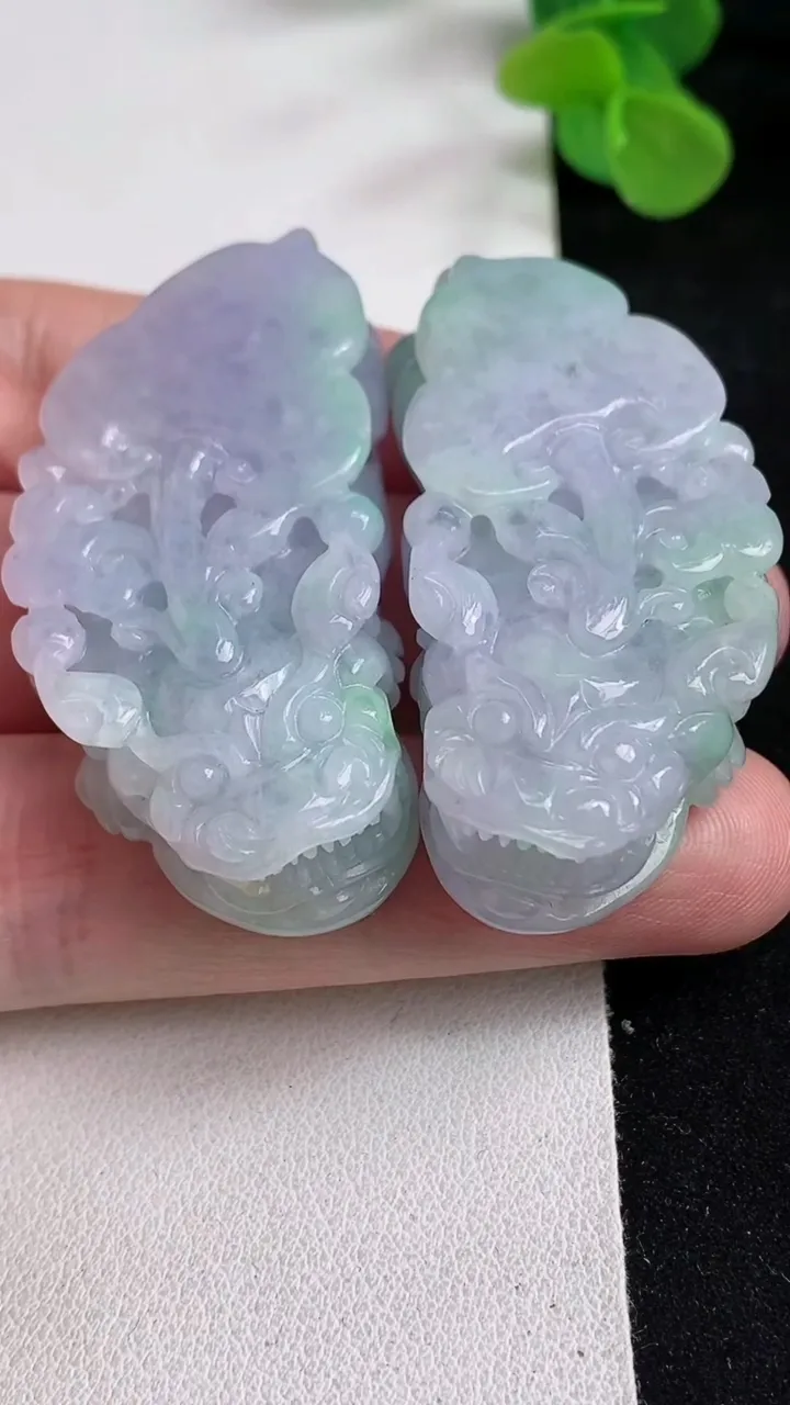 天然A货翡翠春带彩 紫罗兰貔貅吊坠一对，尺寸49.7-23.8-11.6，重量:60.78g
5月1