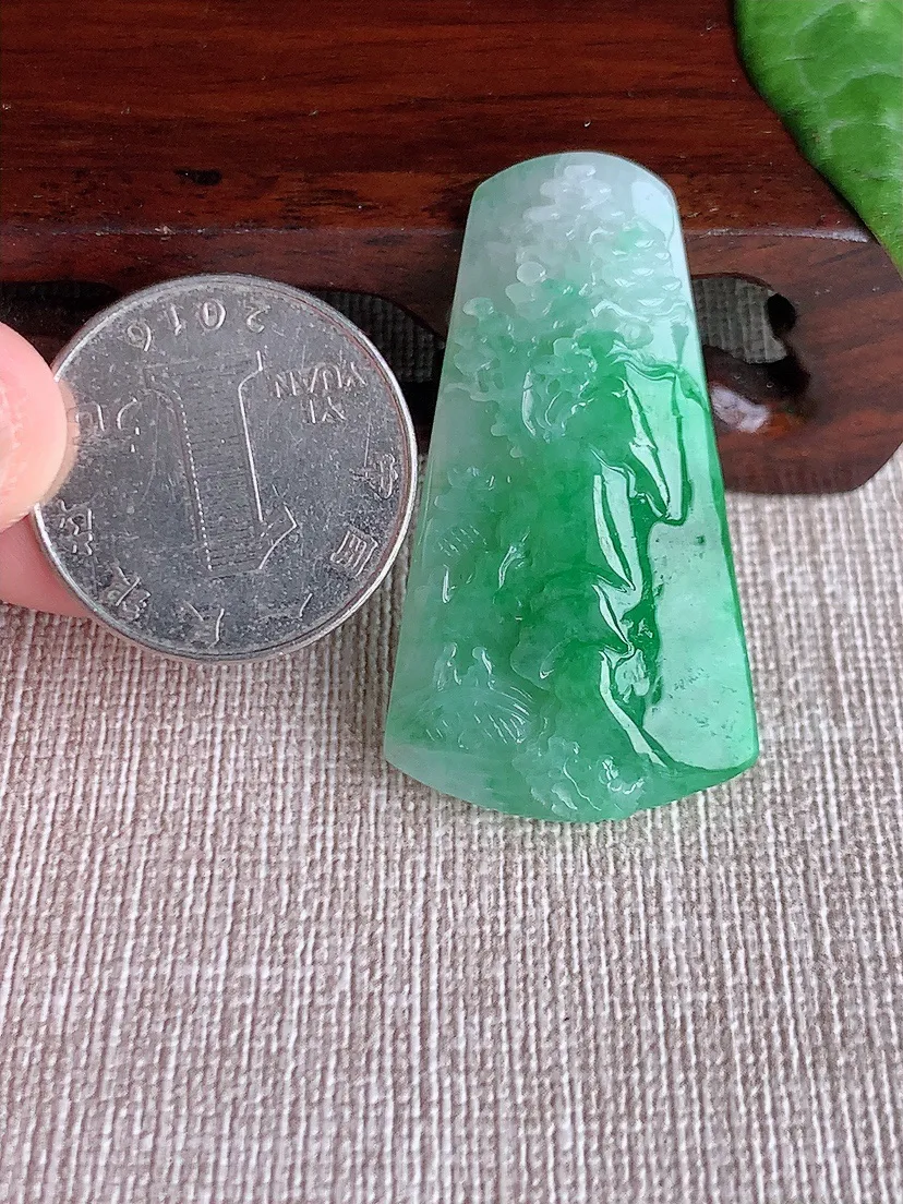 天然A货翡翠飘绿意境山水牌吊坠 尺寸42.3×23.8×6.8m量11.19g 0511