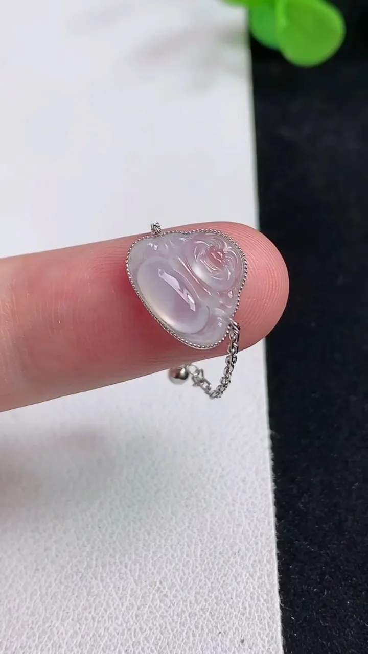 天然A货翡翠白冰佛公戒指，尺寸11.4-13.5-3，重量:1.24g2025年5月12日
工厂直销收藏佳品,种好水足，色泽均匀，有种有色，上手高大气！