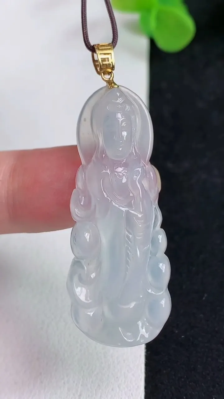 天然A货翡翠白冰观音菩萨吊坠，尺寸41.4-17-5，重量:6.94g
5月12日