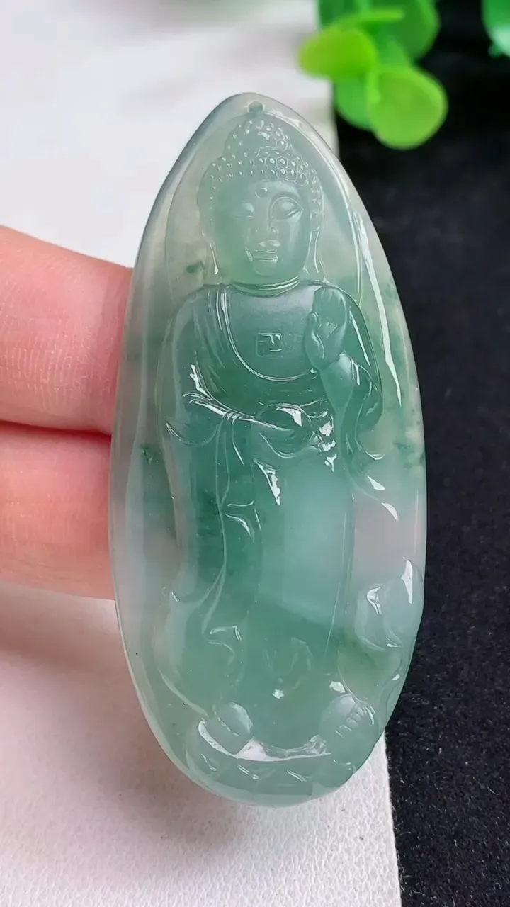 天然A货翡翠阿弥陀佛吊坠，尺寸65-29.2-6.7，重量:25.21g
5月12日