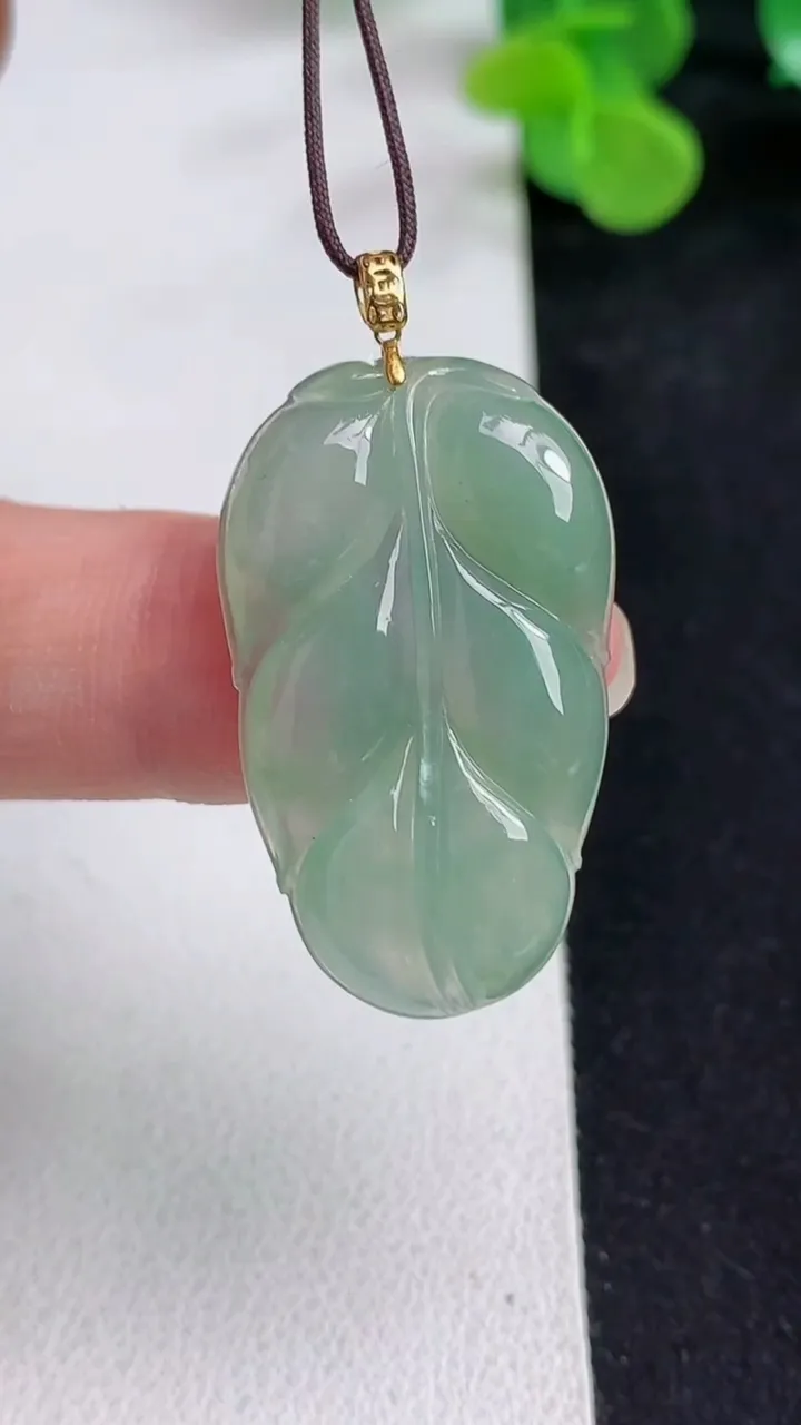 天然A货翡翠金枝玉叶 叶子吊坠，尺寸32.5-19.7-4.4，重量:5.46g
5月12日